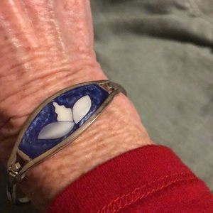 Real silver and mother of pearl snap bracelet. Beautiful colors. Very pretty.